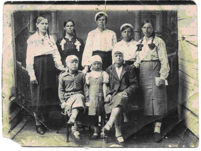 1943год. Женщины - кормилицы фронта. Новоселова А. Т.,сестры Вера и Елена и другие