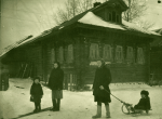  Дом семьи деда, на снимке: Екатерина Прокопьевна с братом Юрой и Тамара Прокопьевна со мной на санках.  1949 г.