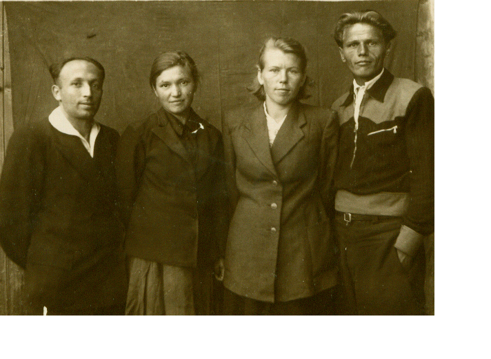 Николай Прокопьевич Целищев с женой Татьяной и мои родители Повал Матвей Львович с женой Екатериной Прокопьевной. Фото 1950 г.