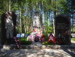 Памятник над братской могилой, в которой похоронен Новоселов Мануил Федорович
