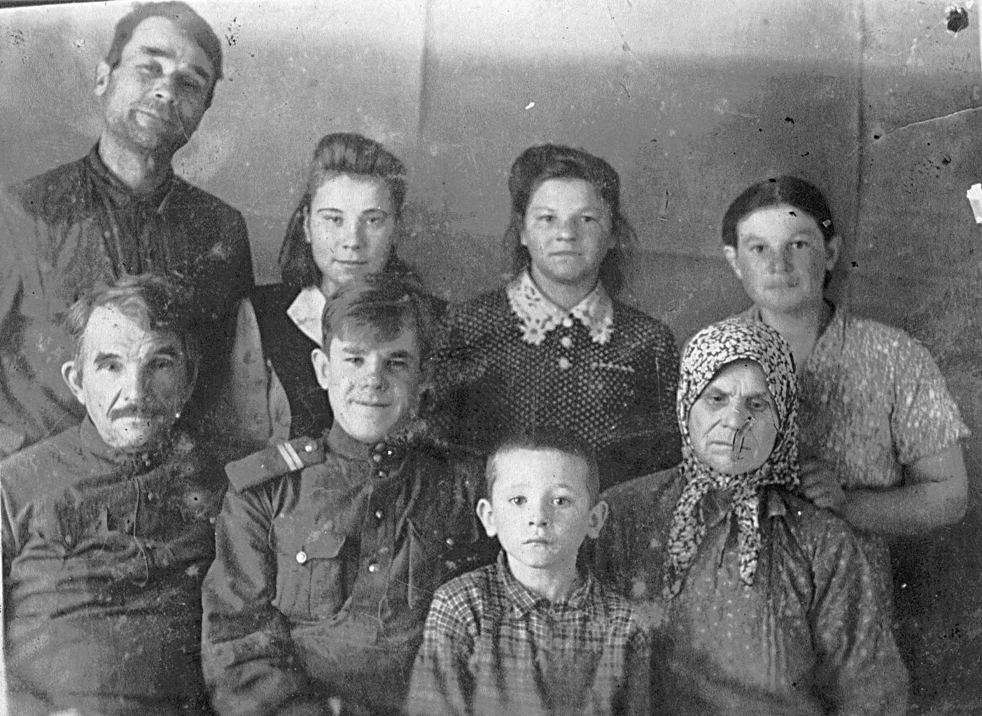 1945 год. Василий Федорович Новоселов с семьей. Сибирские Новоселовы.