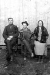 1940 год. Новоселов Никандр Федорович с женой Екатериной Афанасьевной и сыном Анатолием Никандровичем.