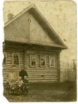 1930 г., первый дом семьи Григория Федоровича в д.Новоселово, на фото Е.М.Новоселова,Г.Ф.Новоселов и дети.