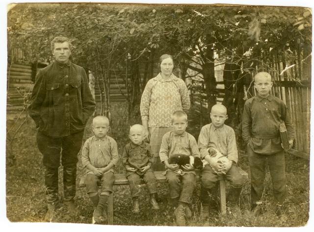 1930г., Г.Ф.Новоселов,Е.М.Новоселова и их дети