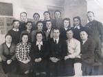 1951 год. В центре – учитель истории Василий Сергеевич с женой Юлией Тимофеевной.