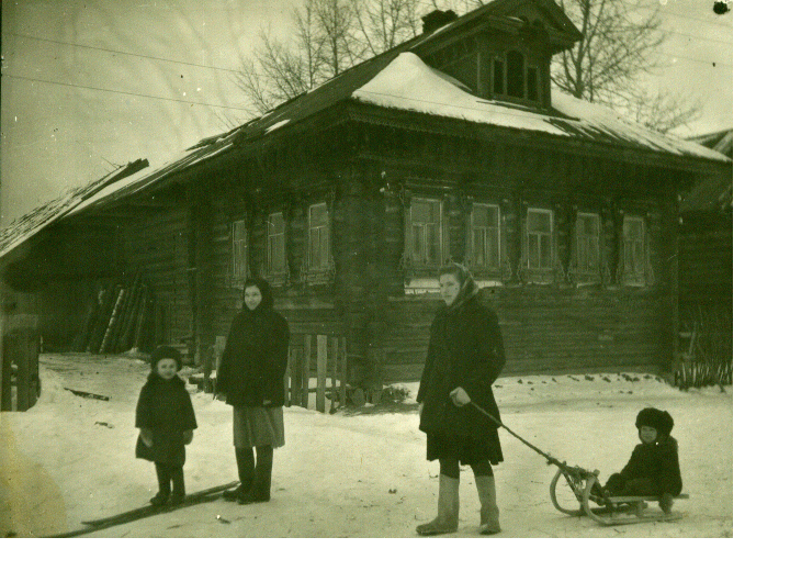  Дом семьи деда, на снимке: Екатерина Прокопьевна с братом Юрой и Тамара Прокопьевна со мной на санках.  1949 г.
