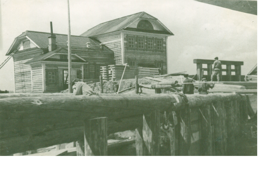 Самый разгар строительства ГЭС, снимок – июнь 1947 года. Первый прораб стройки - Прокопий Зинвьевич Целищев, мой дед.